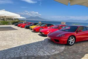 ferrari-schierate-col-vesuvio-alle-spalle